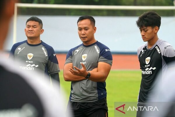 Alternatif judul untuk "Sofie Imam jadi Asisten Pelatih Fisik Timnas Indonesia" bisa berupa:

1. "Sofie Imam Dilantik Sebagai Asisten Pelatih Fisik Timnas Indonesia"
2. "Sofie Imam Bergabung Sebagai Asisten Pelatih Fisik Untuk Timnas Indonesia"
3. "Peran Baru Sofie Imam: Asisten Pelatih Fisik Timnas Indonesia"
4. "Sofie Imam Menjadi Asisten Pelatih Fisik di Timnas Indonesia"
5. "Sofie Imam Dapat Tugas Baru Sebagai Asisten Pelatih Fisik Timnas Indonesia"

Semoga salah satu dari judul-judul ini sesuai!