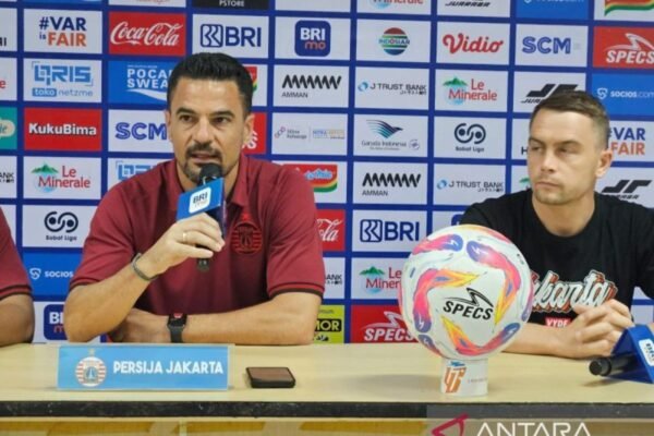 Berikut beberapa alternatif judul untuk pertandingan antara Persija Jakarta dan Semen Padang:

1. "Duel Seru: Persija Jakarta Hadapi Semen Padang di Tanah Sewa"
2. "Pertarungan Panas: Persija Jakarta Menjamu Semen Padang"
3. "Persija vs Semen Padang: Laga Krusial di Stadion Kebanggaan"
4. "Misi Kemenangan: Persija Jakarta Sambut Semen Padang di Stadion"
5. "Saksikan Aksi Menegangkan: Persija Jakarta vs Semen Padang"

Silakan pilih atau modifikasi sesuai kebutuhan!