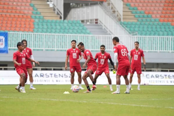 Sure! Here are some alternative titles for "Tahar: Pertahanan Malut United siap adang Dewa United":

1. "Tahar: Pertahanan Malut United Siap Menantang Dewa United"
2. "Tahar: Ketangguhan Malut United untuk Menghadapi Dewa United"
3. "Tahar: Malut United Bersiap Hadapi Dewa United"
4. "Tahar: Pertahanan Malut United Siap Hadapi Tantangan Dewa United"
5. "Tahar: Malut United Siap Membendung Dewa United"

Feel free to choose any of these or let me know if you need more options!