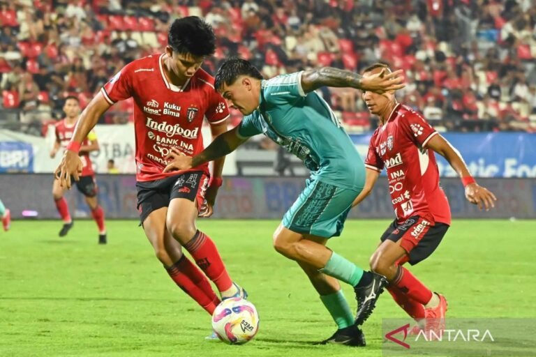 Here are a few alternative titles for "PSBS Biak bidik kemenangan ketika jamu Barito Putera":

1. "PSBS Biak Targetkan Kemenangan Saat Hadapi Barito Putera"
2. "PSBS Biak Siap Raih Poin Penuh Melawan Barito Putera"
3. "PSBS Biak Fokus pada Kemenangan di Pertandingan Lawan Barito Putera"
4. "PSBS Biak Bertekad Menang Saat Menjamu Barito Putera"
5. "PSBS Biak Berambisi Meraih Kemenangan Melawan Barito Putera"

Feel free to choose any of these or mix and match elements to create your desired title!