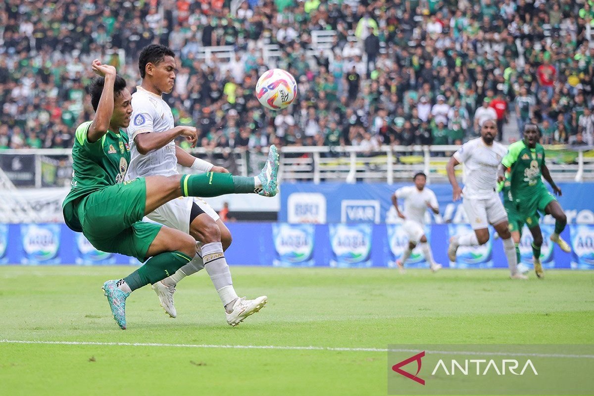 Here are some alternative titles for "Jadwal Liga 1 Indonesia: Tersajinya Derbi Jatim, Persib jamu PSS":

1. "Liga 1 Indonesia: Pertarungan Sengit Derbi Jatim dan Persib Melawan PSS"
2. "Jadwal Liga 1 Indonesia: Derbi Jatim Menanti, Persib Sambut PSS"
3. "Liga 1 Indonesia: Derbi Jatim Segera Hadir, Persib vs PSS Akan Memukau"
4. "Jadwal Liga 1 Indonesia: Persib Hadapi PSS dalam Derbi Jatim yang Menarik"
5. "Liga 1 Indonesia: Menyambut Derbi Jatim dan Pertandingan Persib vs PSS"

Feel free to let me know if you'd like more variations!