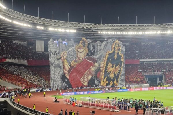 Here are some alternative titles for "Koreografi Berhias Tifo Pendekar Wayang Warnai Laga Indonesia vs China":

1. "Tifo Pendekar Wayang: Seni Pertunjukan yang Menghiasi Pertandingan Indonesia vs China"
2. "Karya Tifo: Memadukan Wayang dan Gerakan dalam Laga Indonesia vs China"
3. "Pesona Tifo Pendekar Wayang: Meriahkan Pertandingan Indonesia Melawan China"
4. "Sinergi Wayang dan Tifo: Menyemarakkan Duel Indonesia vs China"
5. "Koreografi Tifo: Menggambarkan Semangat Pendekar di Laga Indonesia vs China"
6. "Persembahan Tifo Wayang: Warna Pertarungan Indonesia Kontra China"
7. "Lagu Tifo Pendekar: Mewarnai Pertandingan Indonesia vs China dengan Sentuhan Wayang"

Feel free to modify any of these suggestions to better fit your needs!
