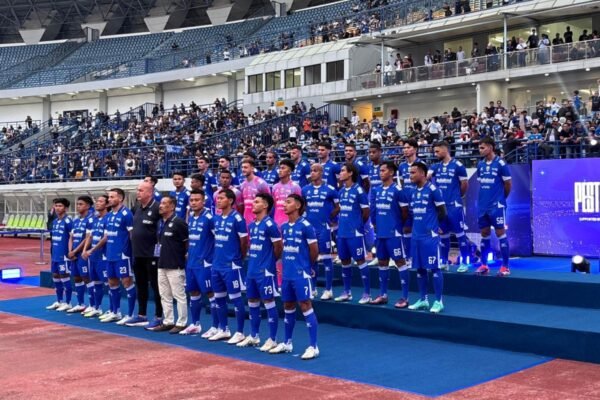 Berikut beberapa alternatif untuk judul "Pemain Persib Bandung dalam kondisi siap arungi kompetisi":

1. "Pemain Persib Bandung Siap Hadapi Tantangan Kompetisi"
2. "Kesiapan Pemain Persib Bandung Menjelang Kompetisi"
3. "Persib Bandung: Para Pemain Siap Menerjang Gelaran Kompetisi"
4. "Persib Bandung Memastikan Pemain Siap Untuk Kompetisi"
5. "Pemain Persib Bandung: Kesiapan Maksimal Menyongsong Kompetisi"
6. "Berkendara Menuju Kompetisi: Kesiapan Tim Pemain Persib Bandung"
7. "Persib Bandung: Pemain Dapat Dipastikan Siap Berlaga di Kompetisi"
8. "Kekuatan Tim: Pemain Persib Bandung Siap untuk Kompetisi Mendatang"

Silakan pilih yang paling sesuai atau sesuaikan lebih lanjut!